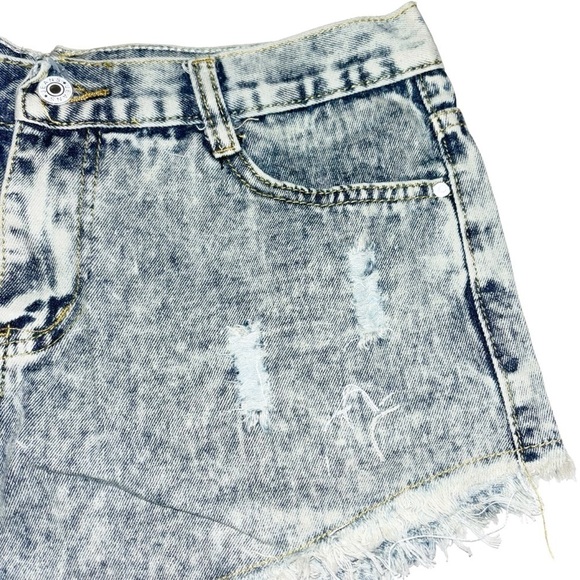 Distressed cutoff Jean shorts - Picture 3 of 4
